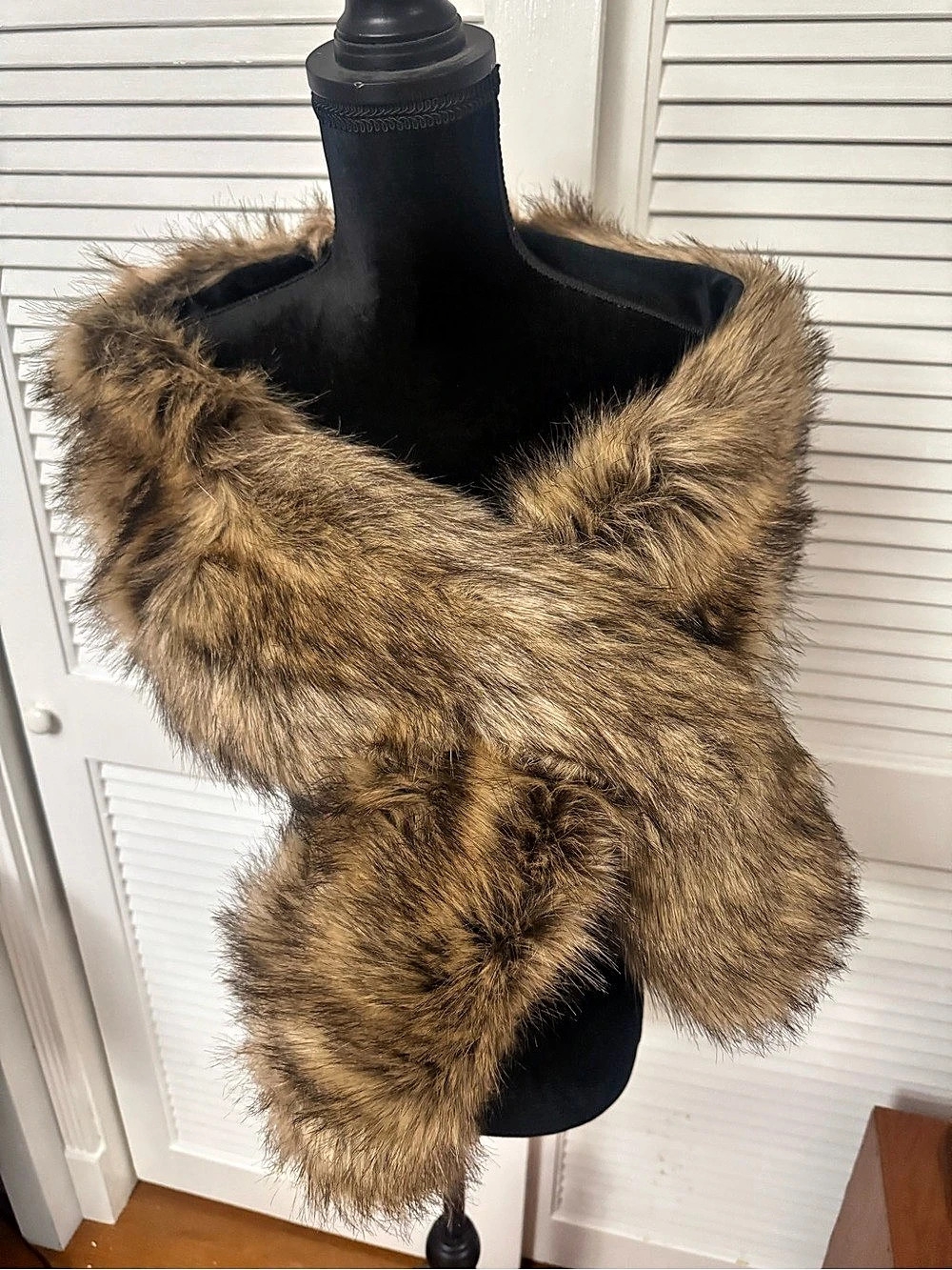 LA CARRIE Women's Faux Fur Collar Scarf Wrap Raccoon Faux Fur Collar Scarf Wrap